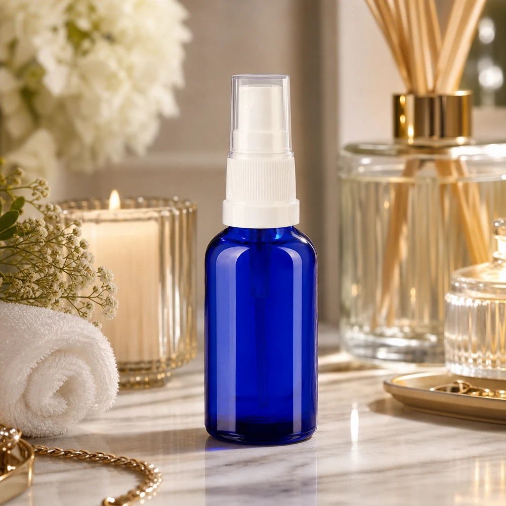 Flacone spray da 30 ml bianco/trasparente STD BlueLine UT18/30 Robusto flacone in vetro da 30 ml con pompa spray in bianco trasparente, per una routine di bellezza di lunga durata.