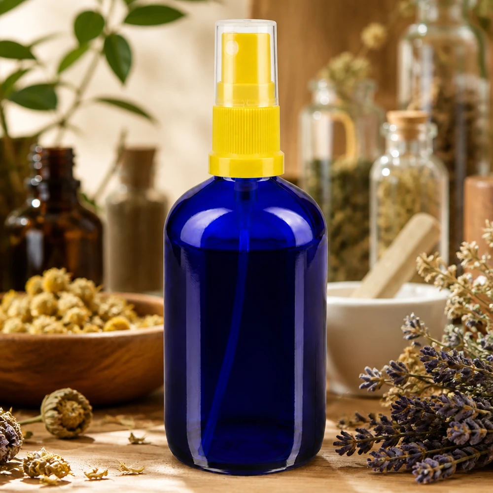 Flacone spray da 100 ml blu cobalto con erogatore trasparente giallo per cosmetici naturali