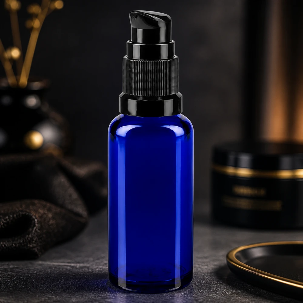 Bottiglia a pompa blu 30ml STD nero ApoGlas Flacone ApoGlas da 30 ml con pompa, color blu cobalto e testina dosatrice nera opaca, in un ambiente di lusso